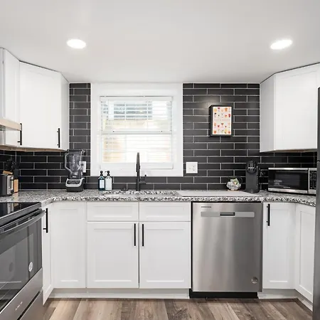 Chic 2-Bed Haven With Vibrant Decor In Se Atlanta Apartment Exterior photo