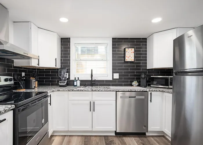 Chic 2-Bed Haven With Vibrant Decor In Se Atlanta