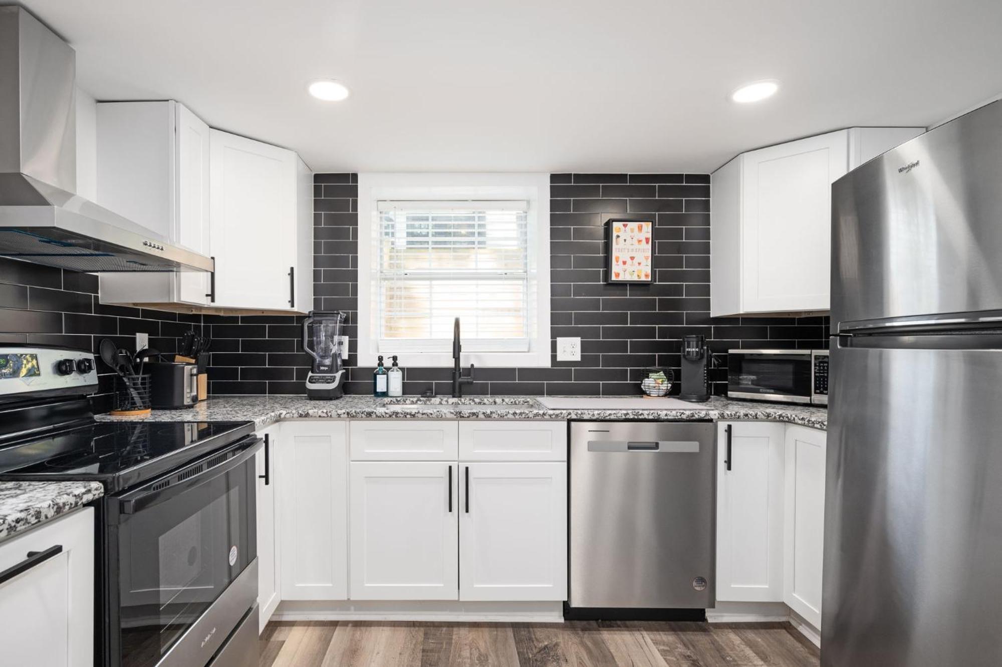 Chic 2-bed Haven With Vibrant Decor In Se Apartment *