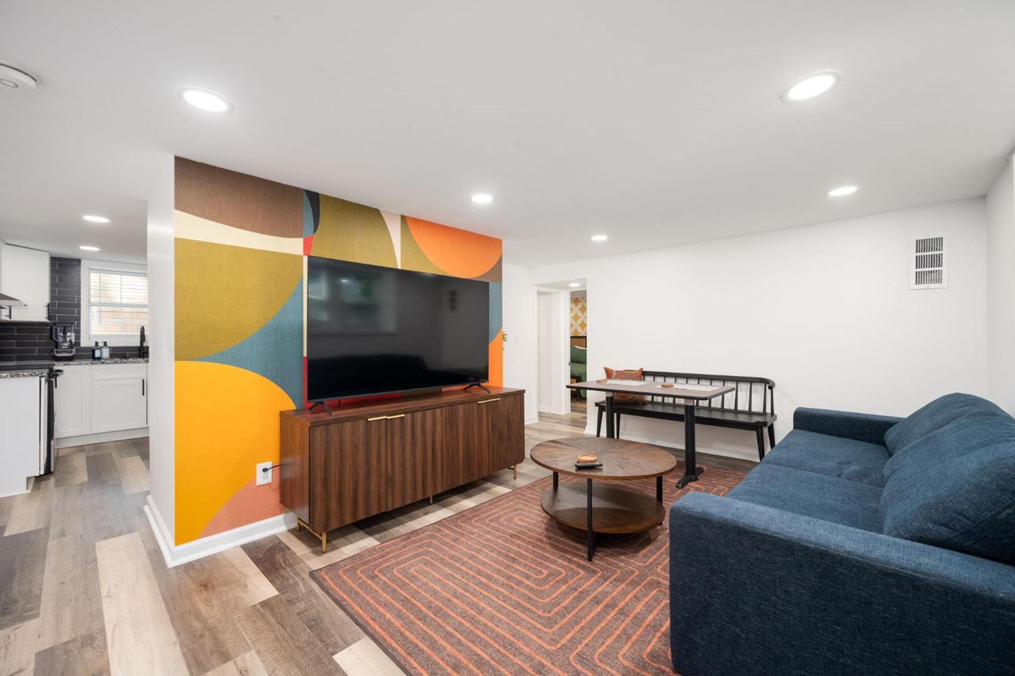 Chic 2-bed Haven With Vibrant Decor In Se * Atlanta