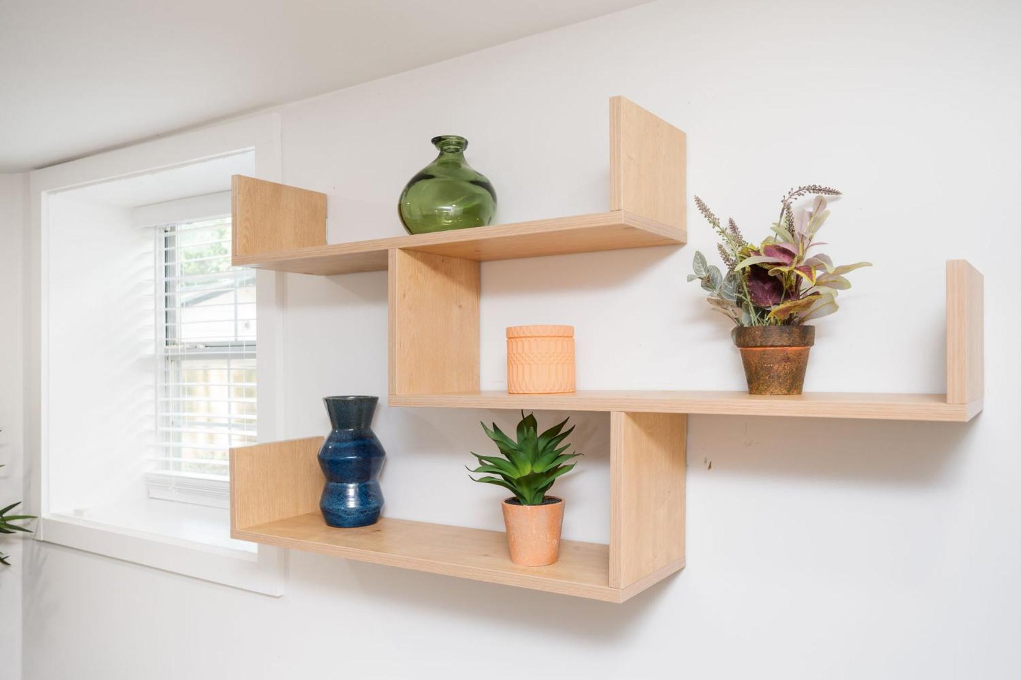 Chic 2-bed Haven With Vibrant Decor In Se