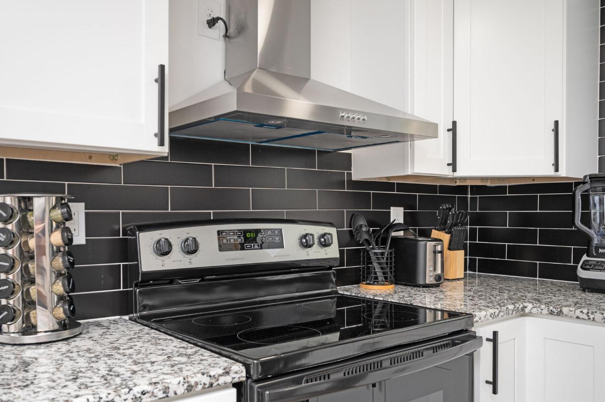 Apartment Chic 2-bed Haven With Vibrant Decor In Se