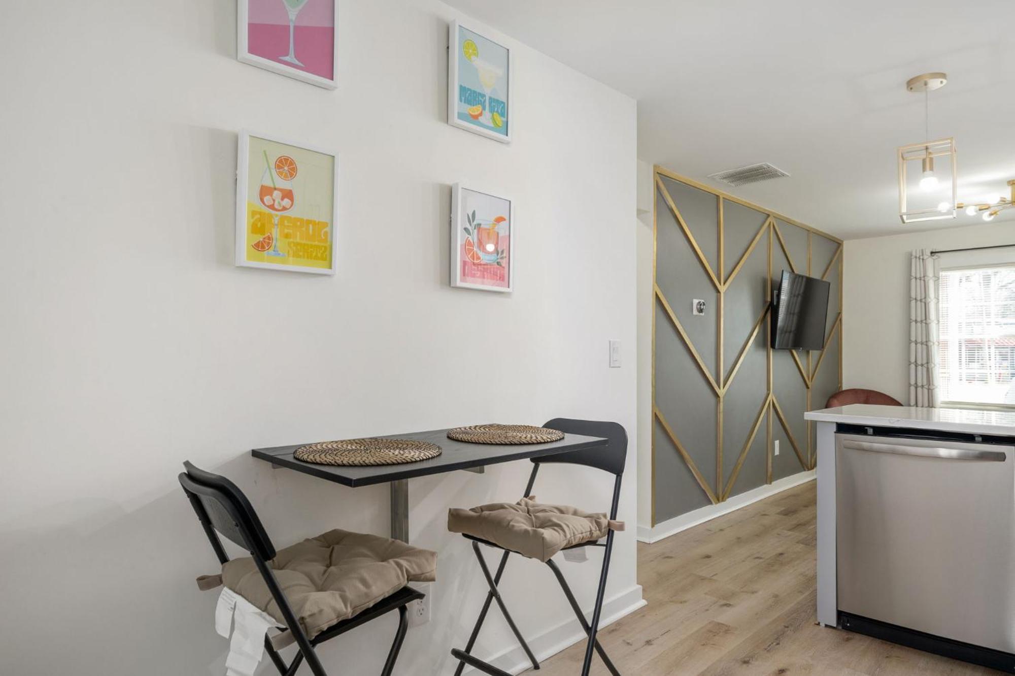 Chic 2-bed Haven With Vibrant Decor In Se *